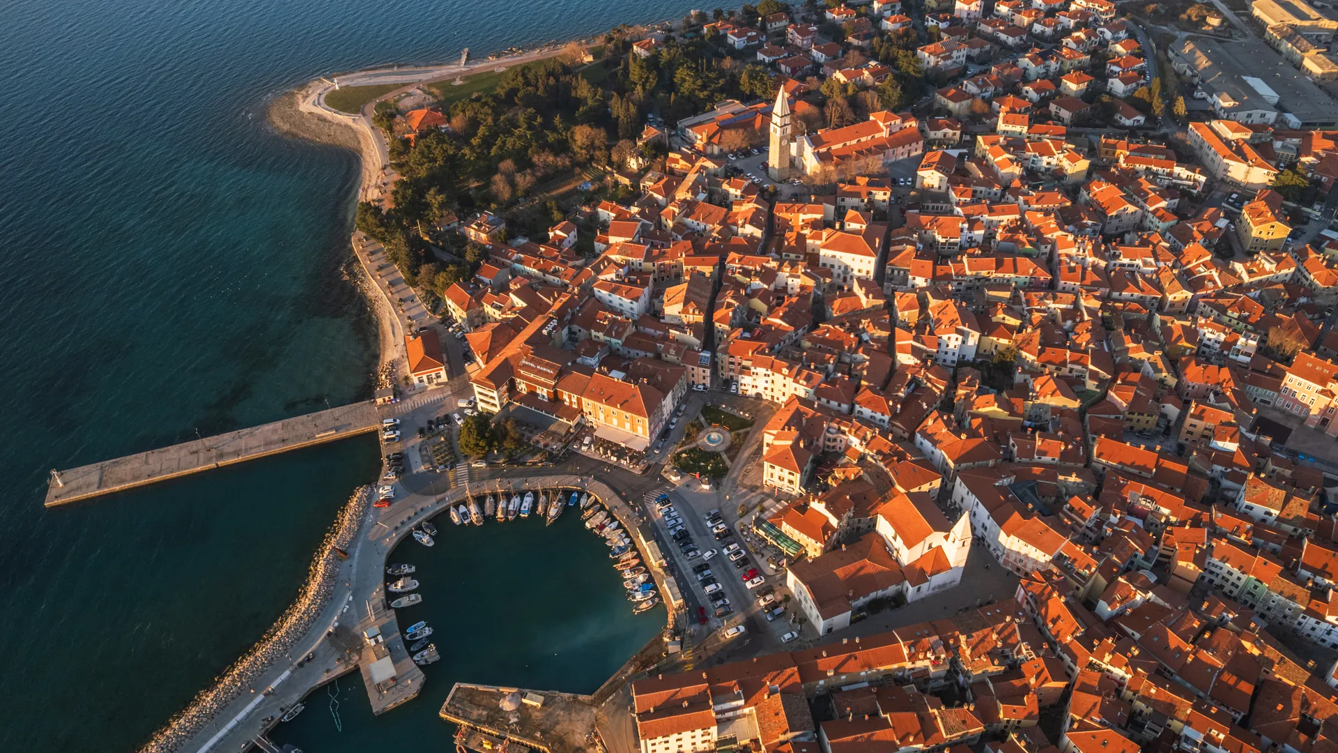 Pogled iz zraka na staro mestno jedro Izole